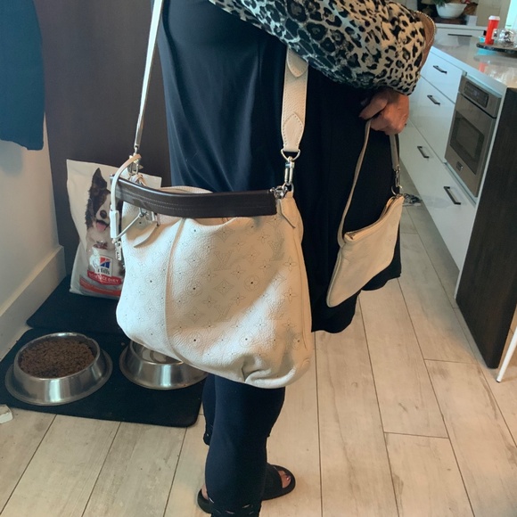 Louis Vuitton Mahina Selene Monogram PM Blanc Shoulder Bag. - Picture 4 of 16